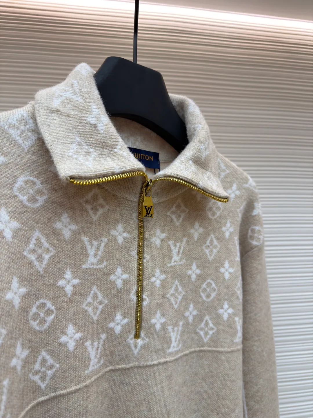 LOUIS VUITTON SKI ski series printed sweater ●Original version: purchased and developed for 16999 ●Item number: 1681590-B70 ●Fabric: wool blended fabric ●Technology: printing production ●Color: camel ●Version: fitted version ●Weight: about 660 grams ●Size: XS-S-M-L ●Description: This beige half-zip turtleneck sweater is made of high-quality wool blend fabric, which has a soft and delicate feel, excellent warmth retention and breathability. The classic half-high collar design and metal zipper are both warm and neat. The zipper adopts precision electroplating technology, which makes the color uniform, smooth and durable. The classic presbyopia pattern on the chest and shoulders adopts fine jacquard technology. The pattern is three-dimensional and clear, highlighting the brand recognition. The body has a form-fitting silhouette and a smooth cut for comfort and freedom of movement. The cuffs and hem are ribbed to fit tightly around the wrist and waist to prevent cold wind from entering. In the production process, multiple combing and washing processes are used to make the fabric softer and skin-friendly while maintaining a stable pattern. The stitching is even and firm, and the details are meticulously handled, reflecting the brand's strict control over quality. The overall design is simple and elegant, with exquisite details. From fabrics to hardware accessories, it reflects the pursuit of quality. It is an ideal choice for daily wear in autumn and winter. The overall wiring is straight and delicate, the fabric is comfortable and soft, and the color is consistent without color difference. It can be matched with the same style to create a fashionable look and control various occasions. Customized accessories, complete with three standards, same style for men and women!